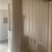 玄関の大開口を美しく仕切る｜レースのウェーブスタイル施工事例（視線・断熱対策）