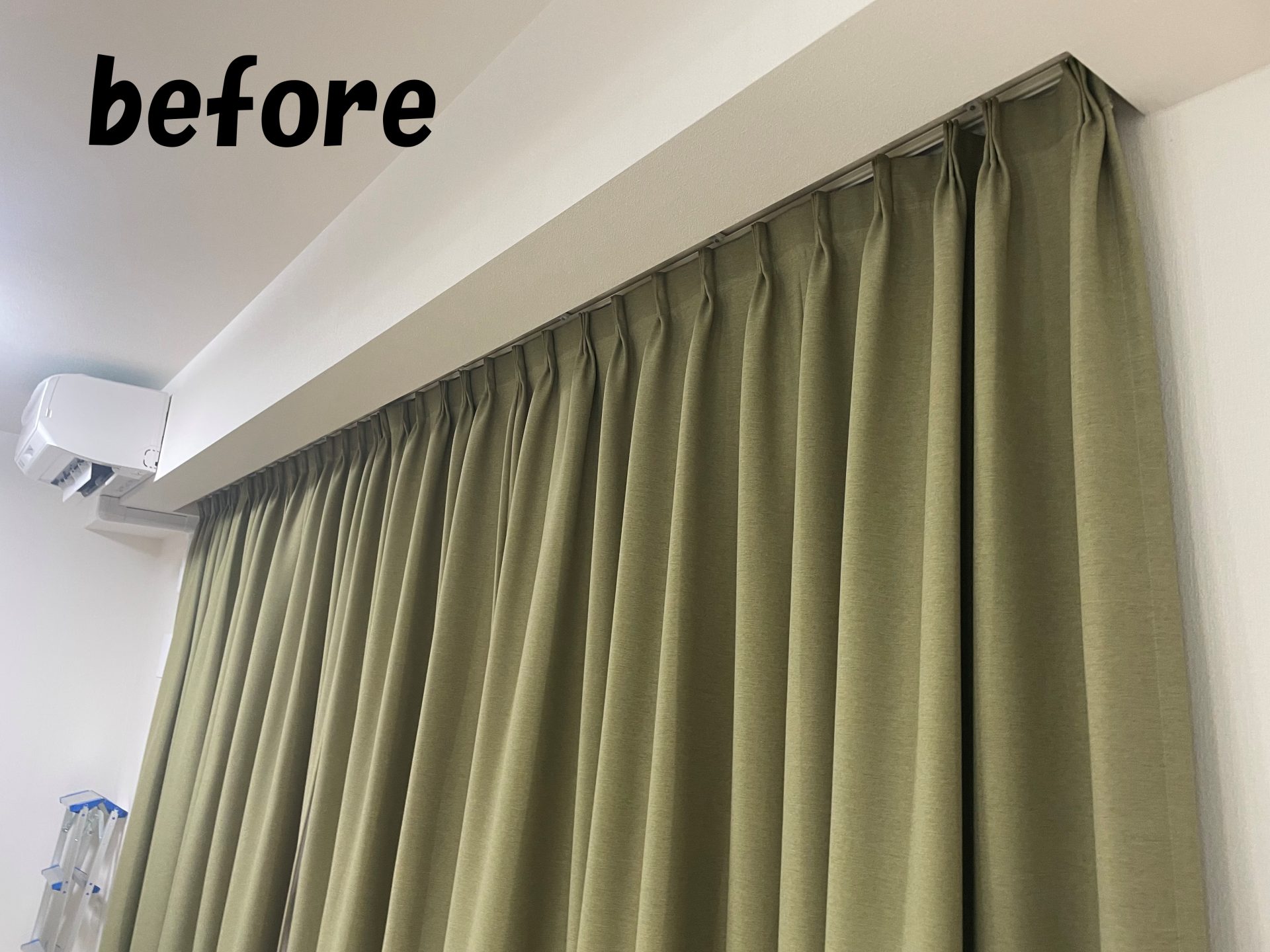 既存のカーテンが付いたマンションリビング