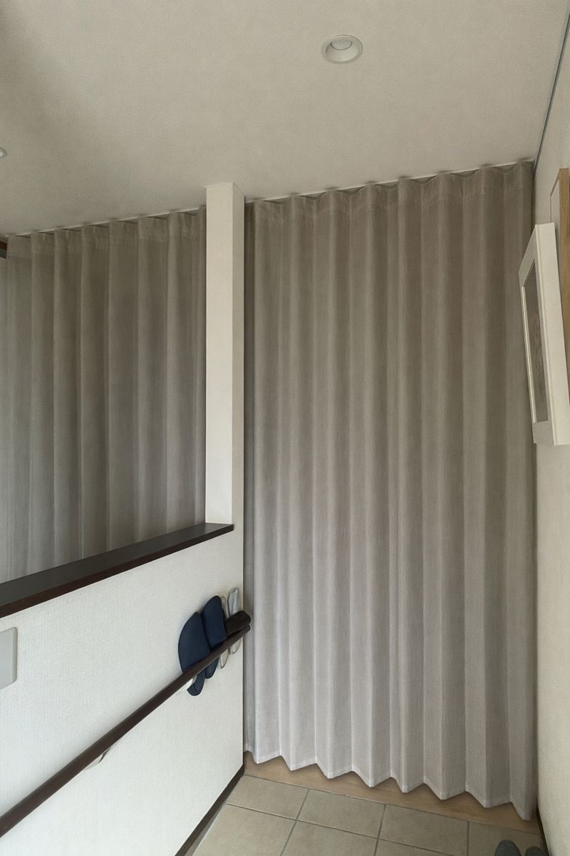 玄関の大開口を美しく仕切る｜レースのウェーブスタイル施工事例（視線・断熱対策）