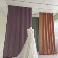 ウェディングドレスの撮影用バックカーテンを取り付け