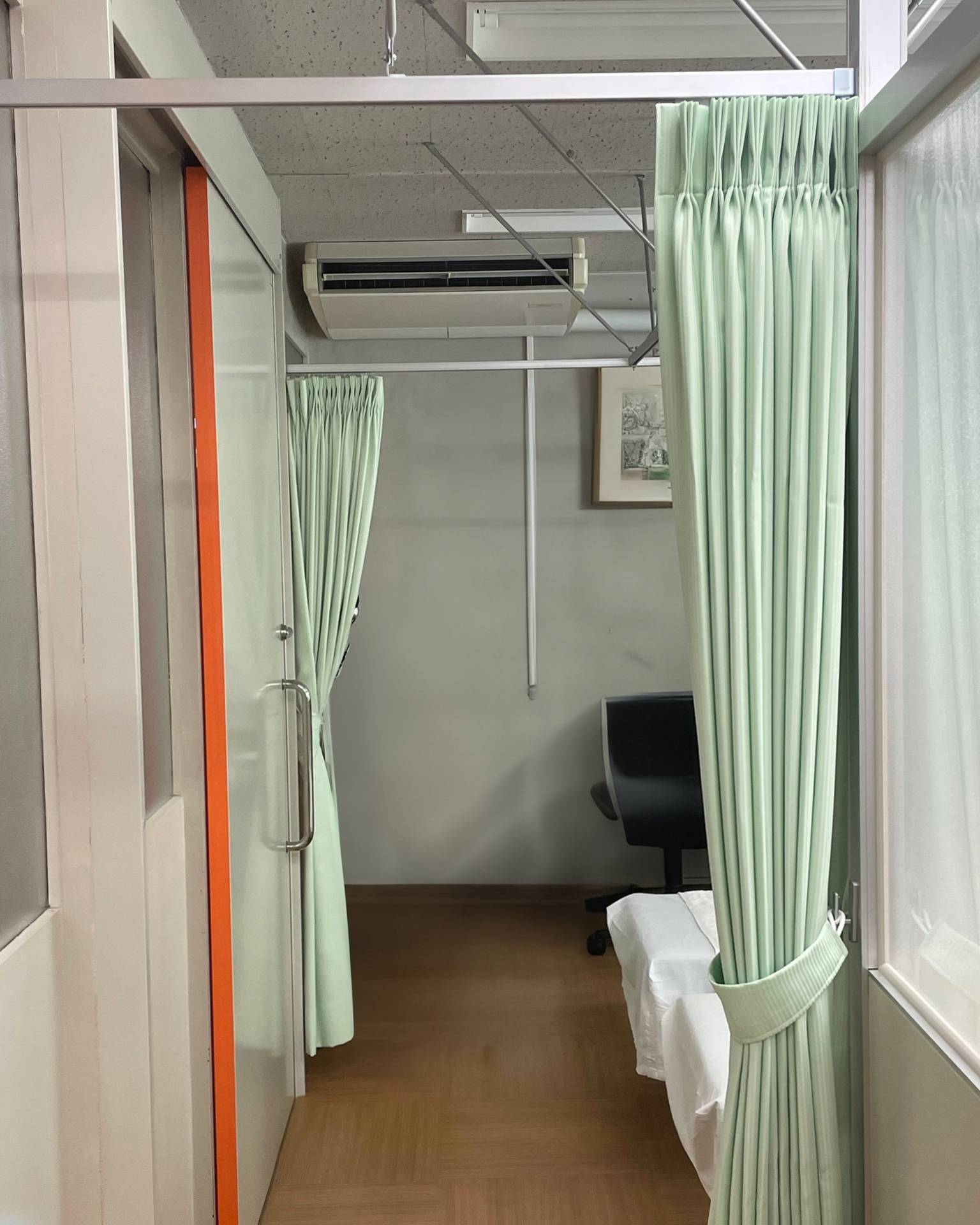 病院の仕切りカーテンに吊り型レール使用
