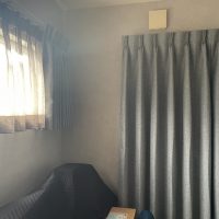 子供部屋　朝日がまぶしいので遮光カーテンへ変更