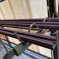 枠の色に似せてカーテンレールを塗装