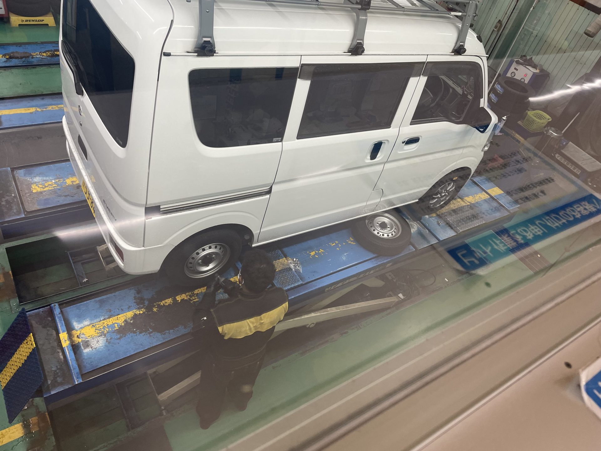 タイヤ交換の作業風景