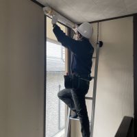 階段高窓にロールスクリーンを取付