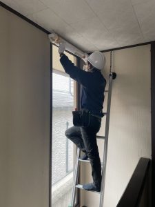 階段高窓にロールスクリーン