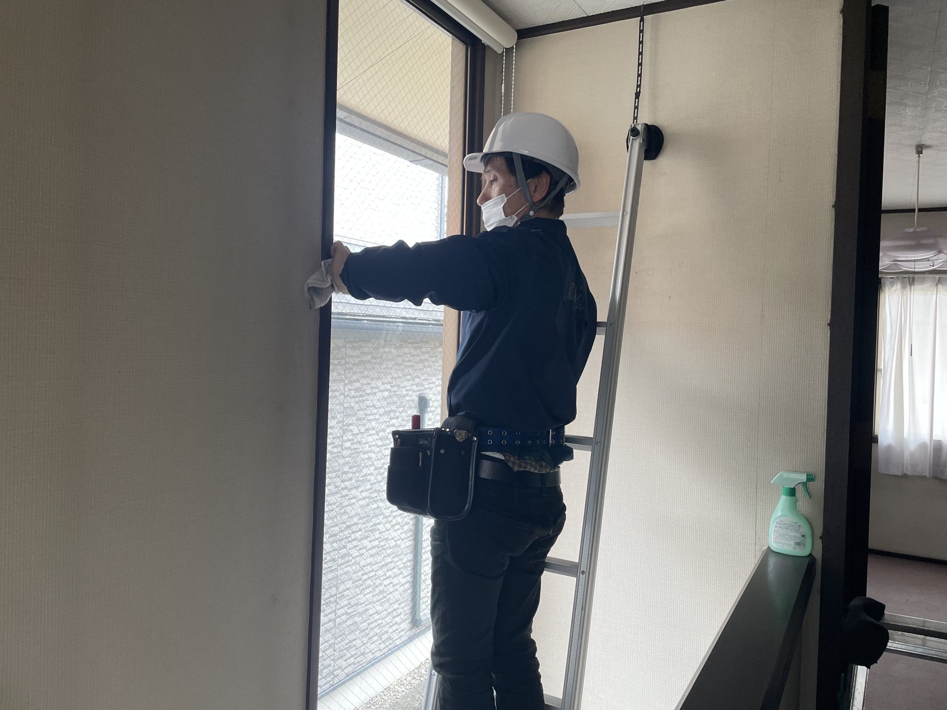 階段高窓にロールスクリーン