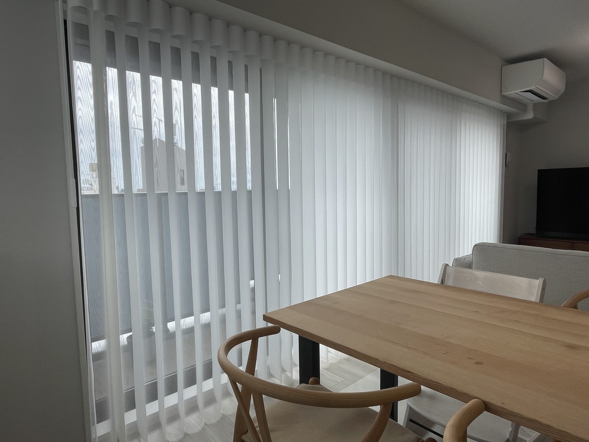 マンションリビング大開口窓に調光タテ型ブラインド＆ウッドブラインドで明るく美しく