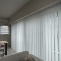 マンションリビング大開口窓に調光タテ型ブラインド＆ウッドブラインドで明るく美しく