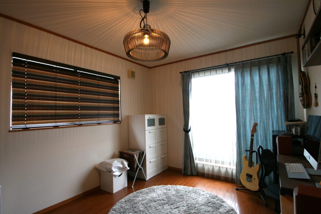 趣味部屋のウッドブラインドはカラーコンビネーション 愛知県名古屋市のオーダーカーテン専門店 カーテンハウスシルクみどり店