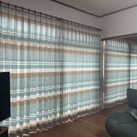 横並び2窓に美しく揃うボーダーカーテン｜柄合わせとメンテナンスで快適リビングに