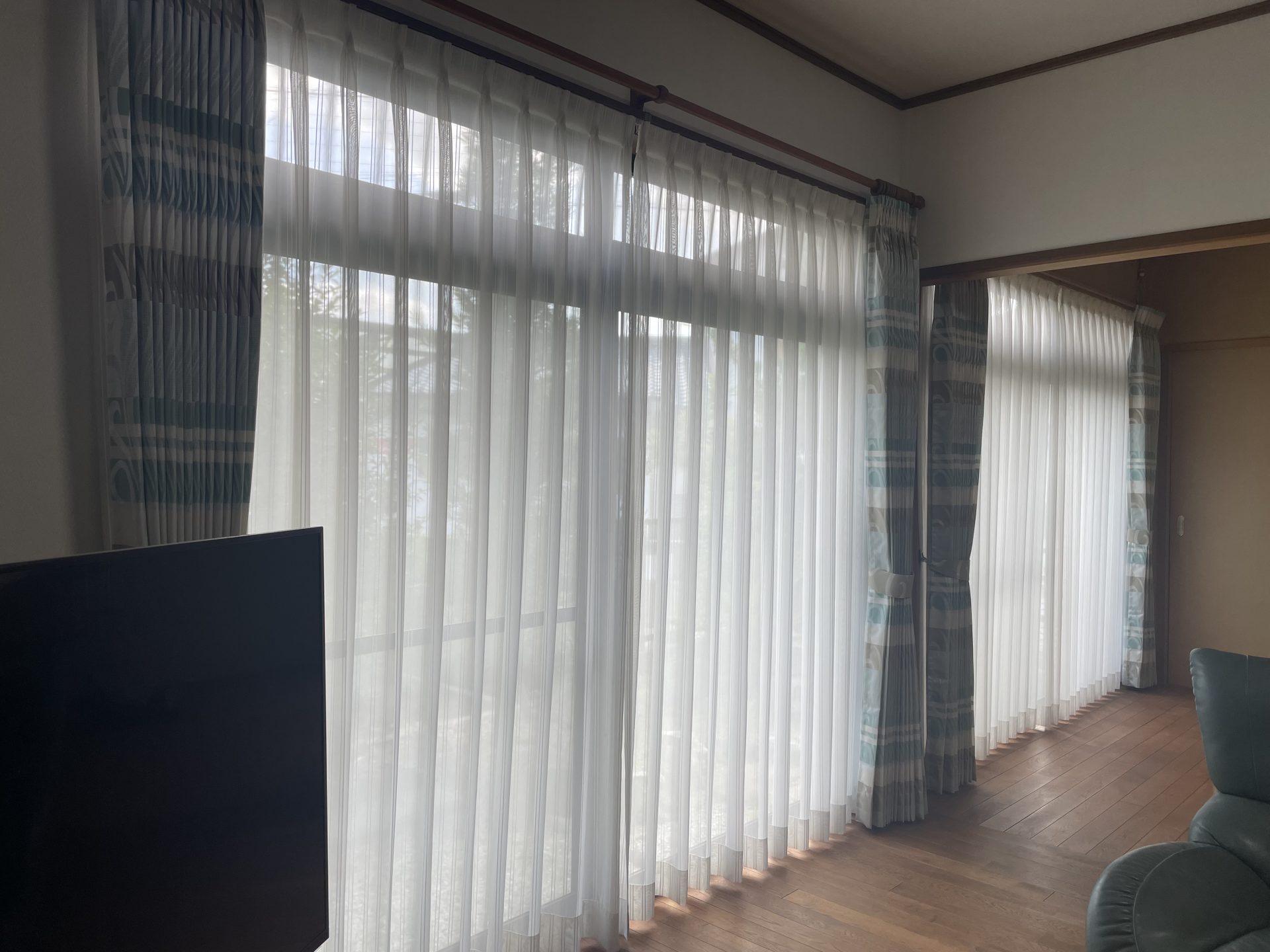 横並び2窓に美しく揃うボーダーカーテン｜柄合わせとメンテナンスで快適リビングに