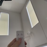 吹き抜け高窓からの暑さ対策に！電動ロールスクリーン施工事例（ニチベイ遮熱）