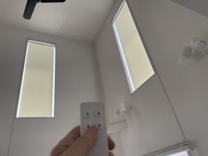 高窓電動ロールスクリーン取付