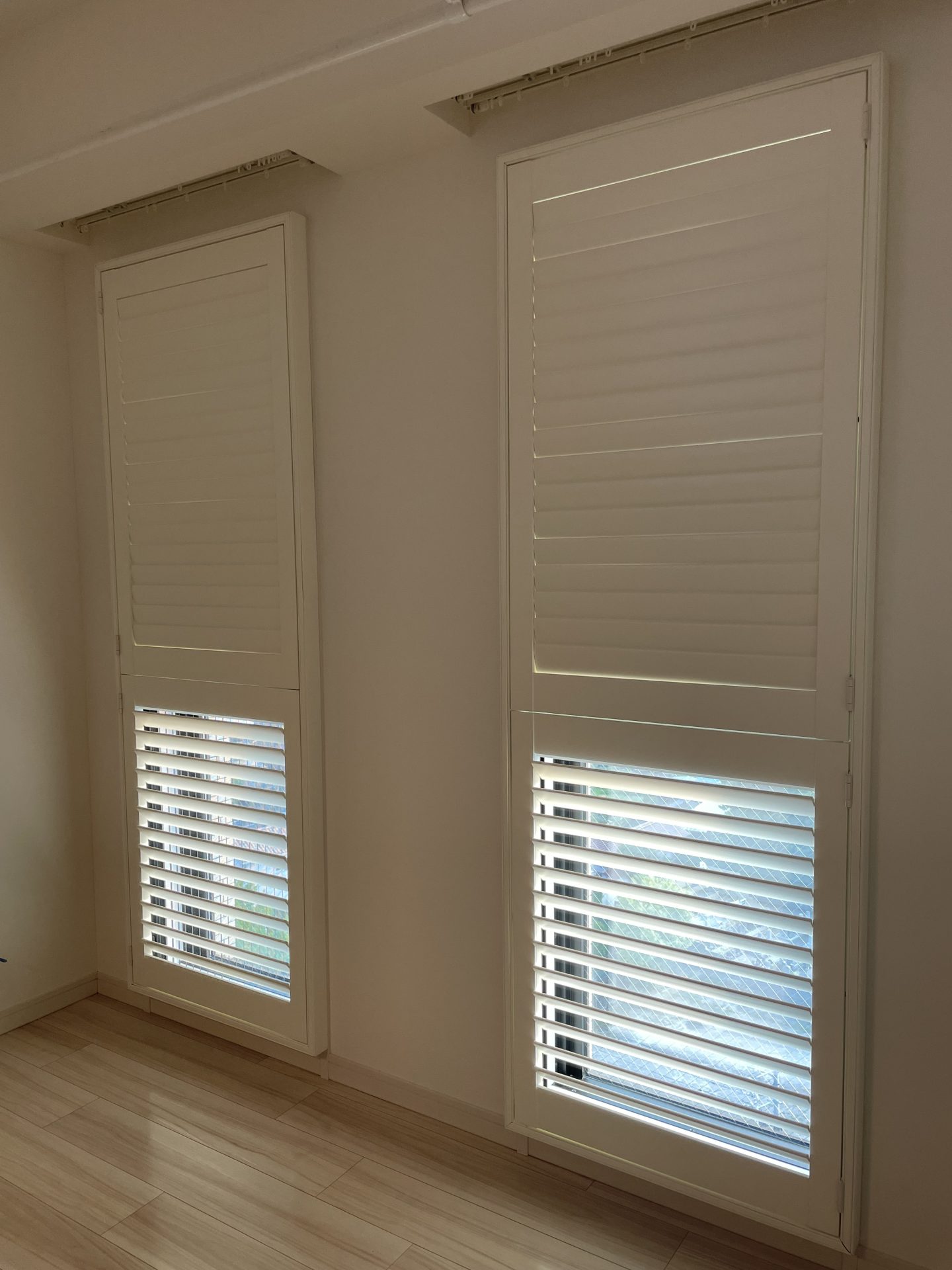 ウッドシャッター 光調整の様子