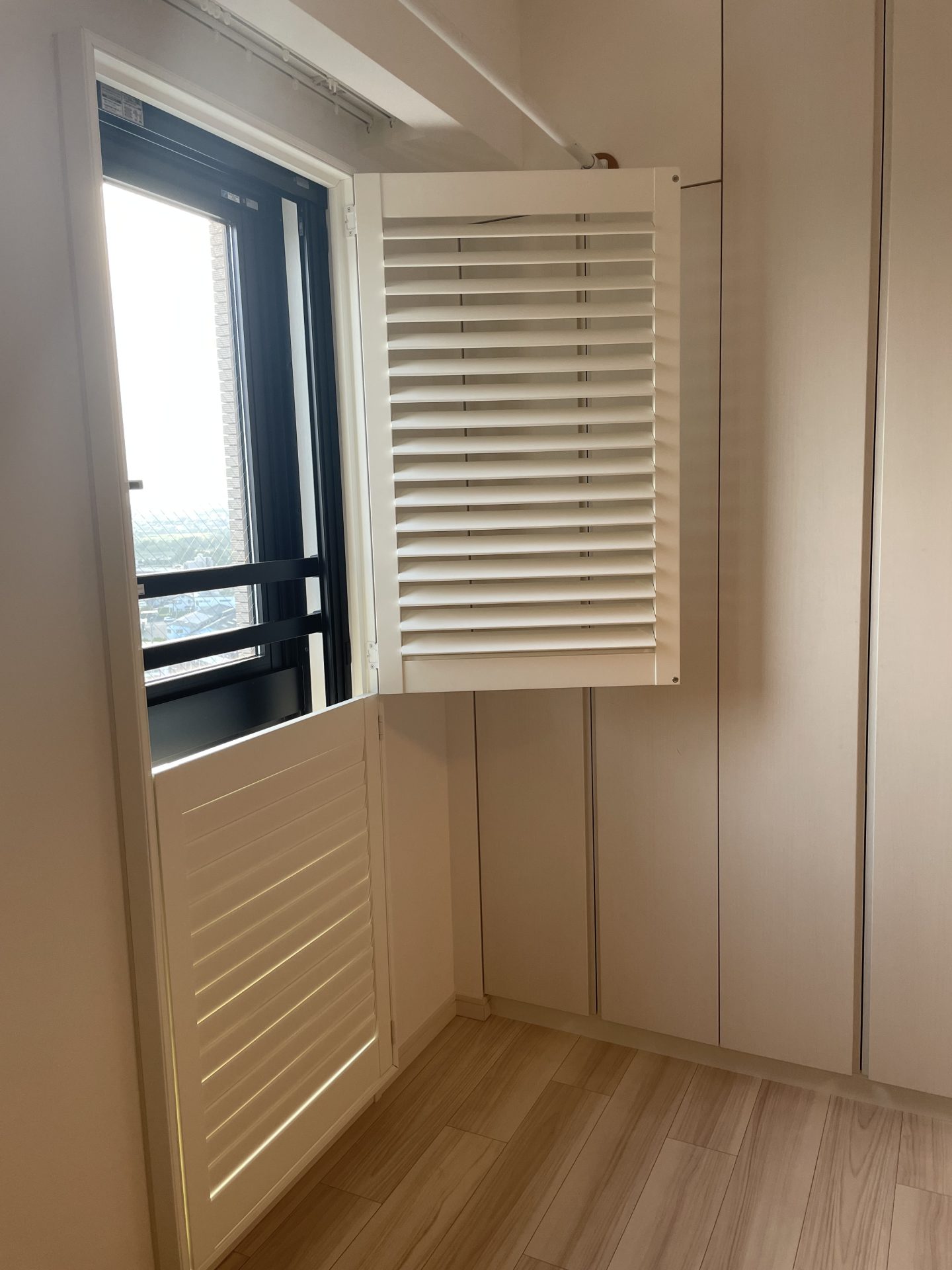 ウッドシャッター 上下分割施工