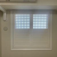 マンション北側の窓にウッドシャッターを設置