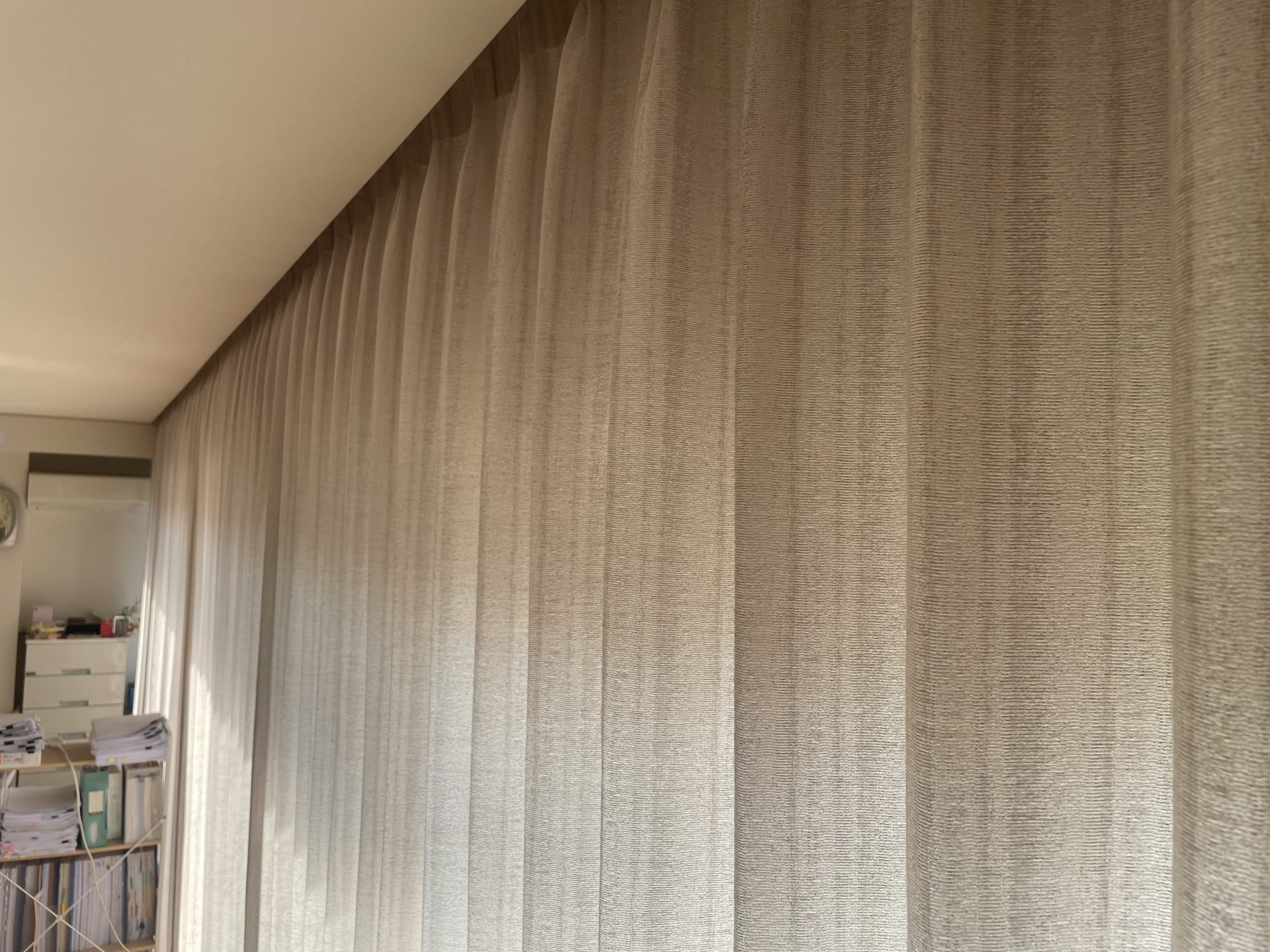 リビングのカーテンとシェード