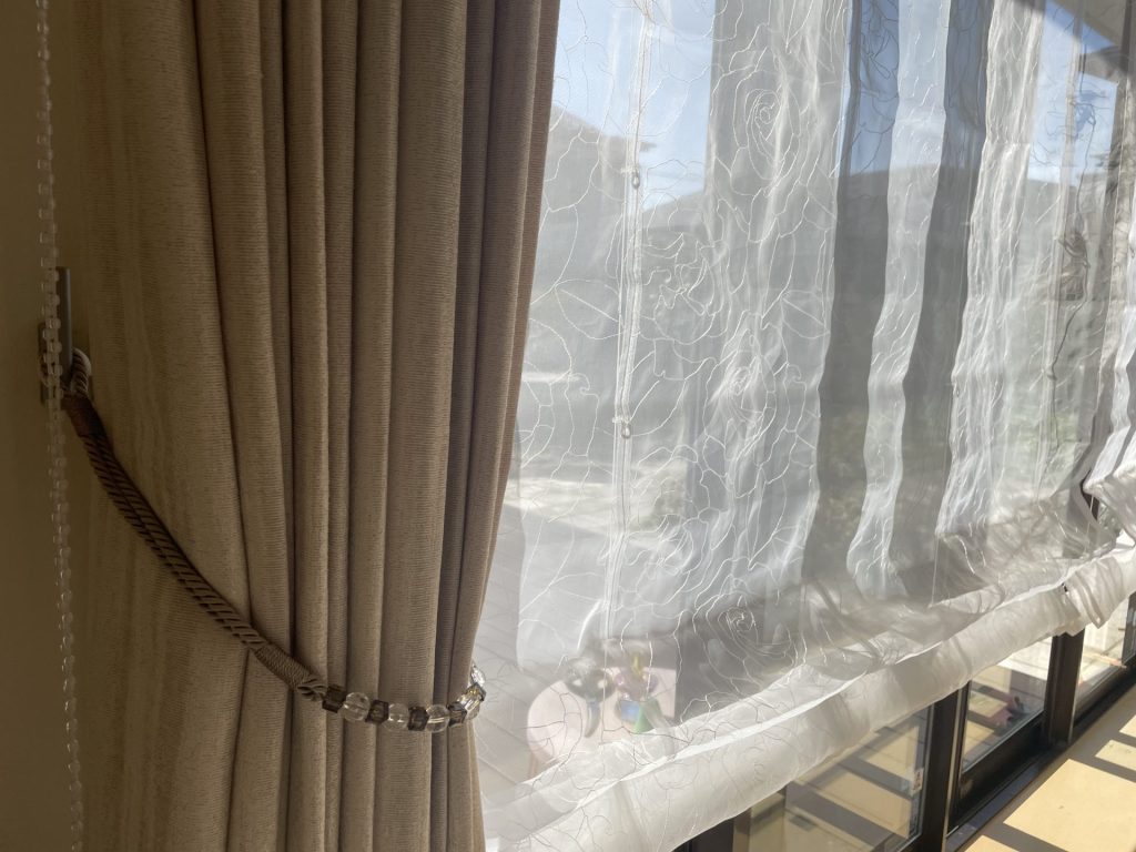 リビングのカーテンとシェード