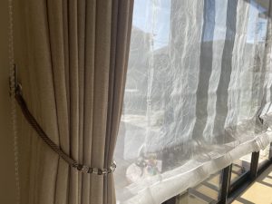 リビングのカーテンとシェード