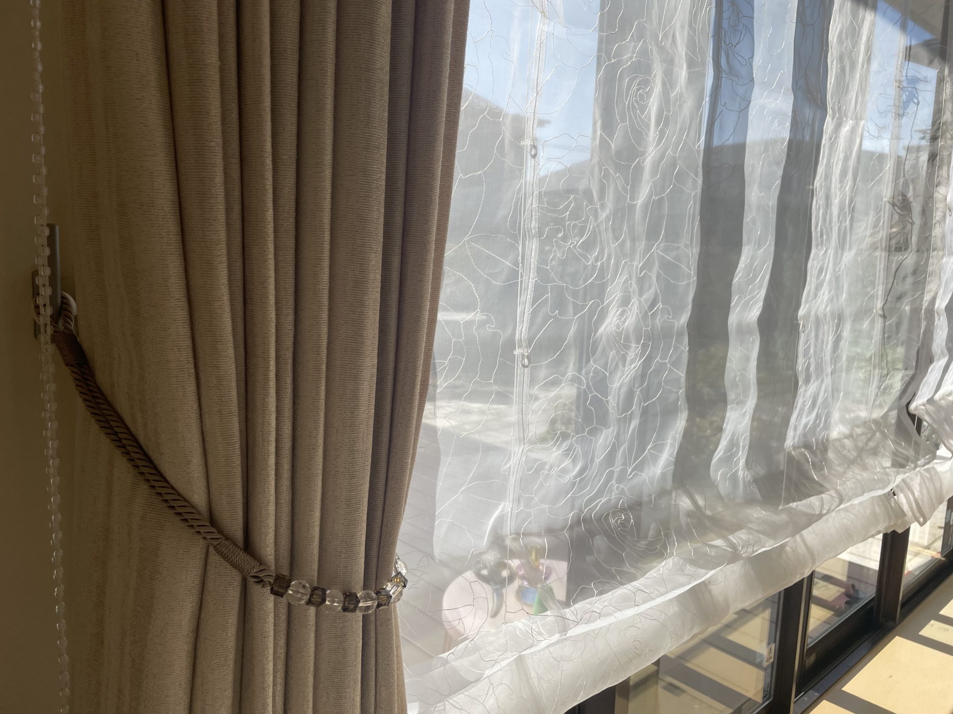 リビングのカーテンとシェード