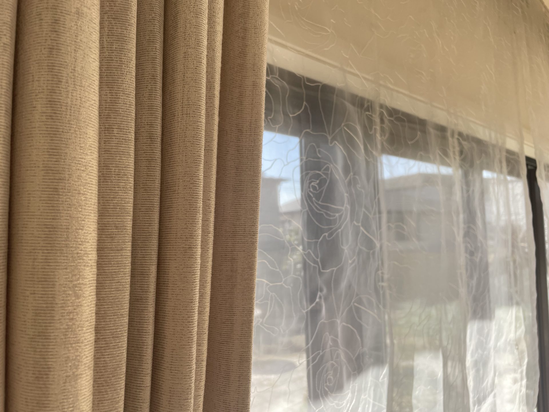 リビングのカーテンとシェード