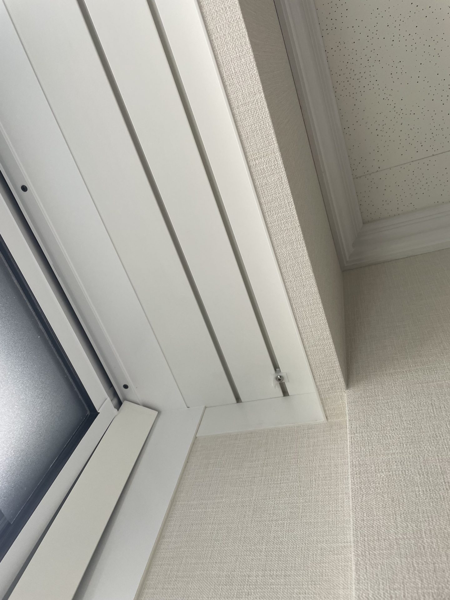 【施工事例】長谷工の樹脂製カーテンボックスにウッドシャッター折戸レール式を取り付けました