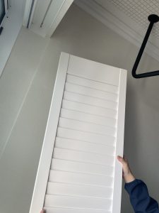 ウッドシャッターのレールにパネルを挿入