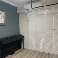 名古屋市|ノーマン製ウッドシャッター施工事例|レール式折戸でリビングと個室が上質空間に