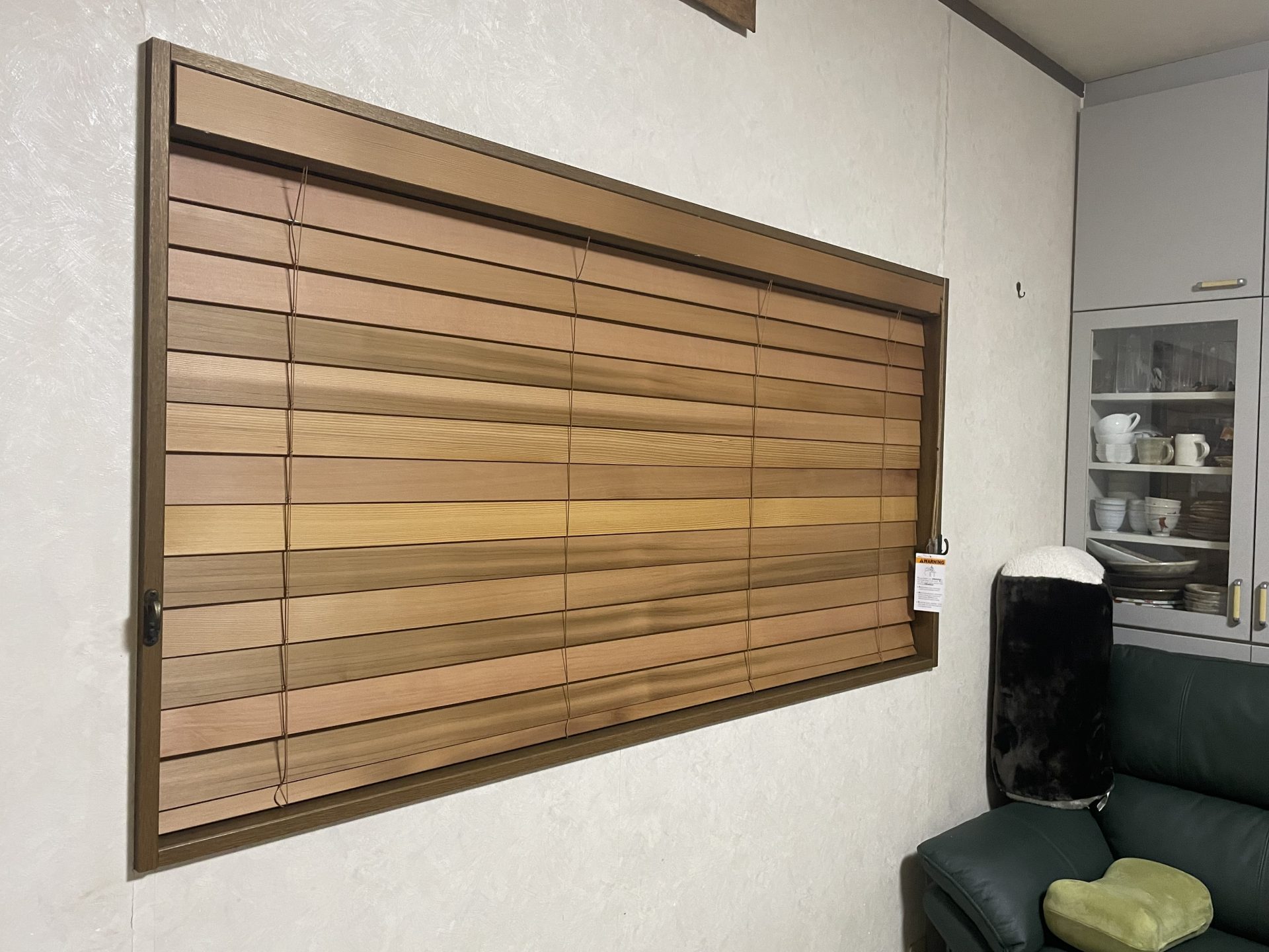 ウエスタンレッドシダーのウッドブラインド 腰窓