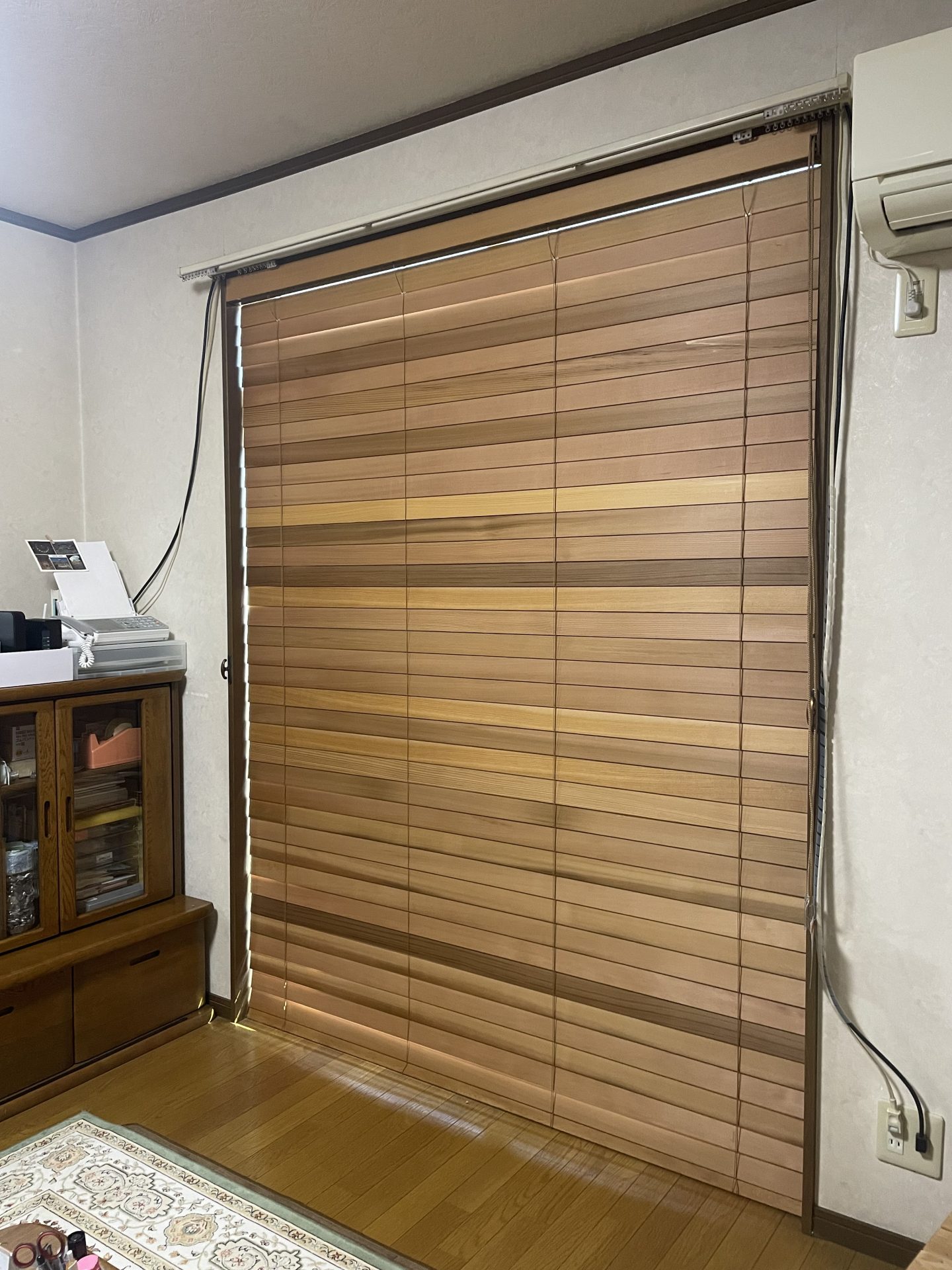 ウエスタンレッドシダーのウッドブラインド 光遮蔽