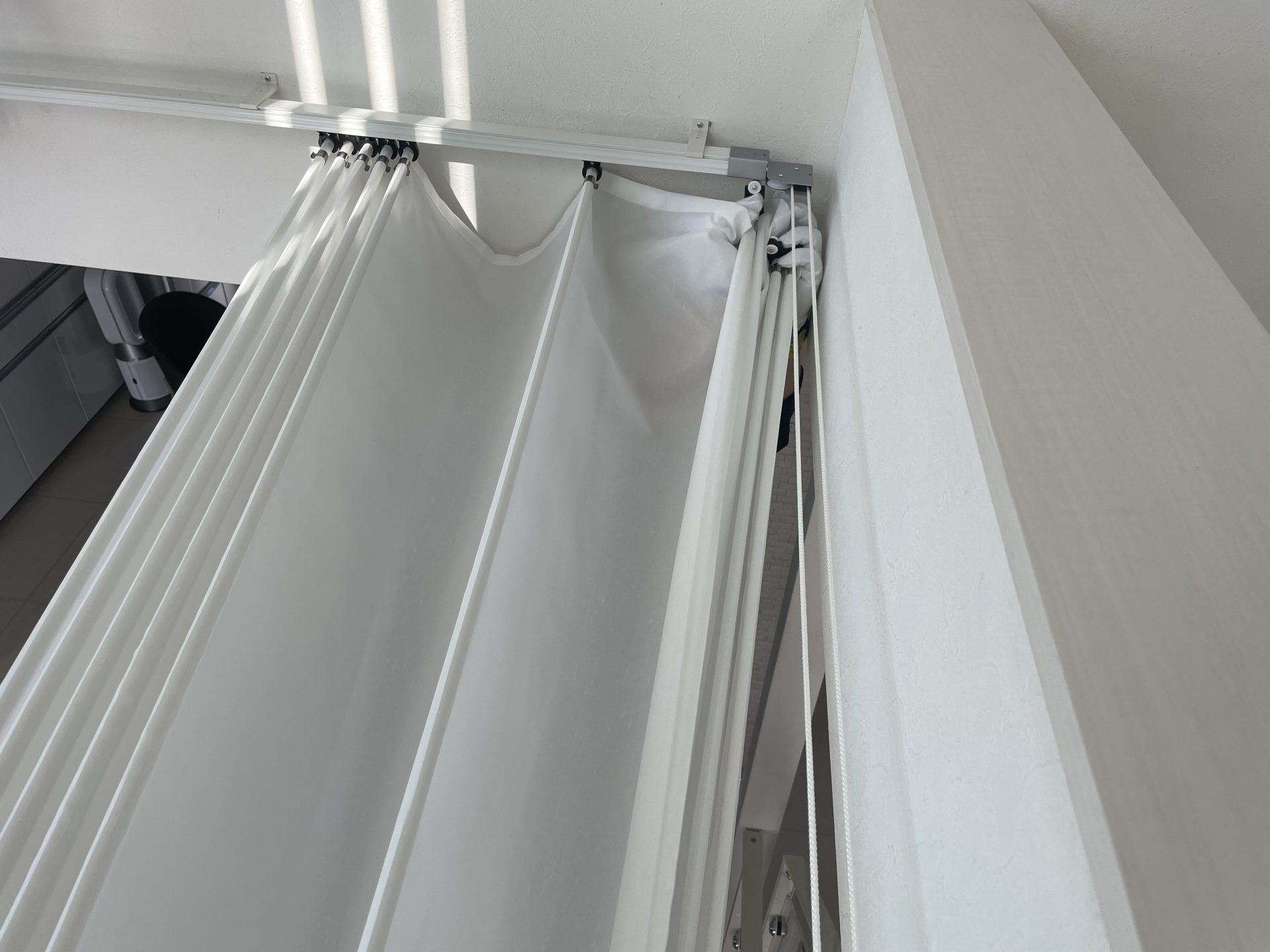 天幕カーテンひも引き式取り付け