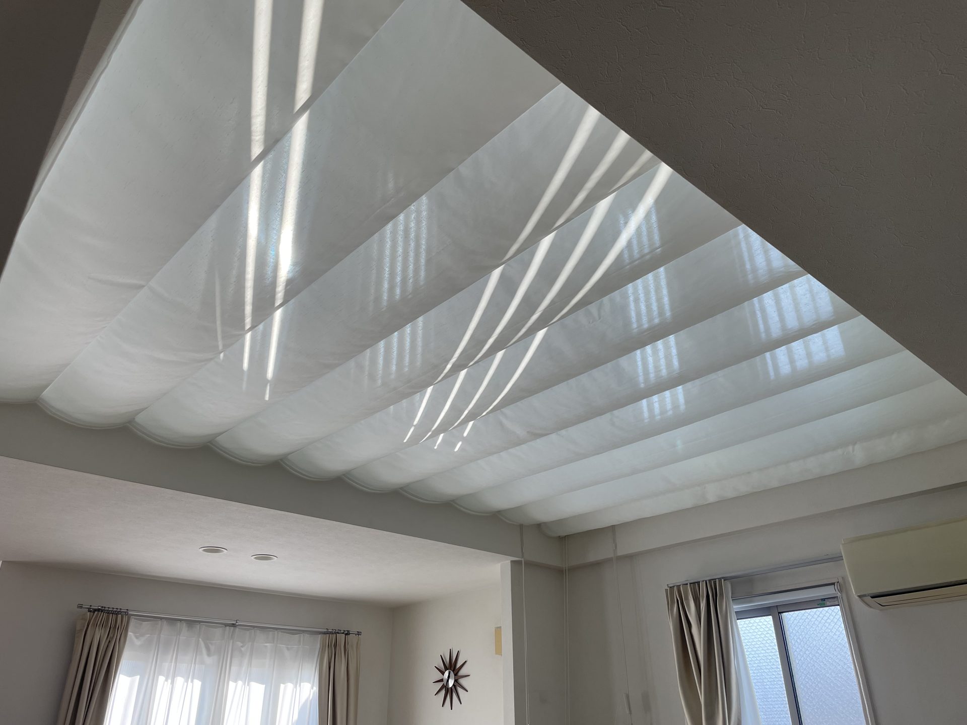 吹き抜けの暑さ寒さ対策！天幕カーテン紐引き式＋階段ロールスクリーン施工例