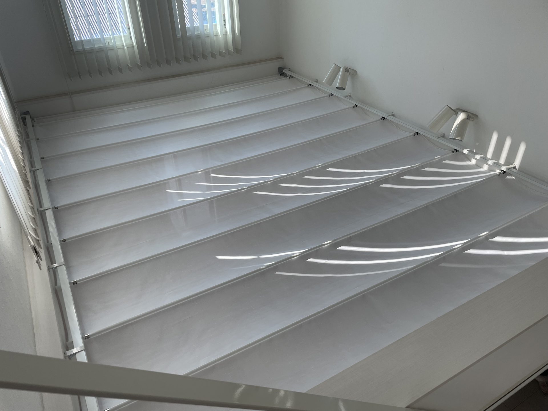 天幕カーテン紐引き式を閉じた上からの様子