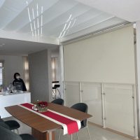 吹き抜けの暑さ寒さ対策!天幕カーテン紐引き式+階段ロールスクリーン施工例