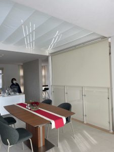 ロールスクリーンを閉じた様子