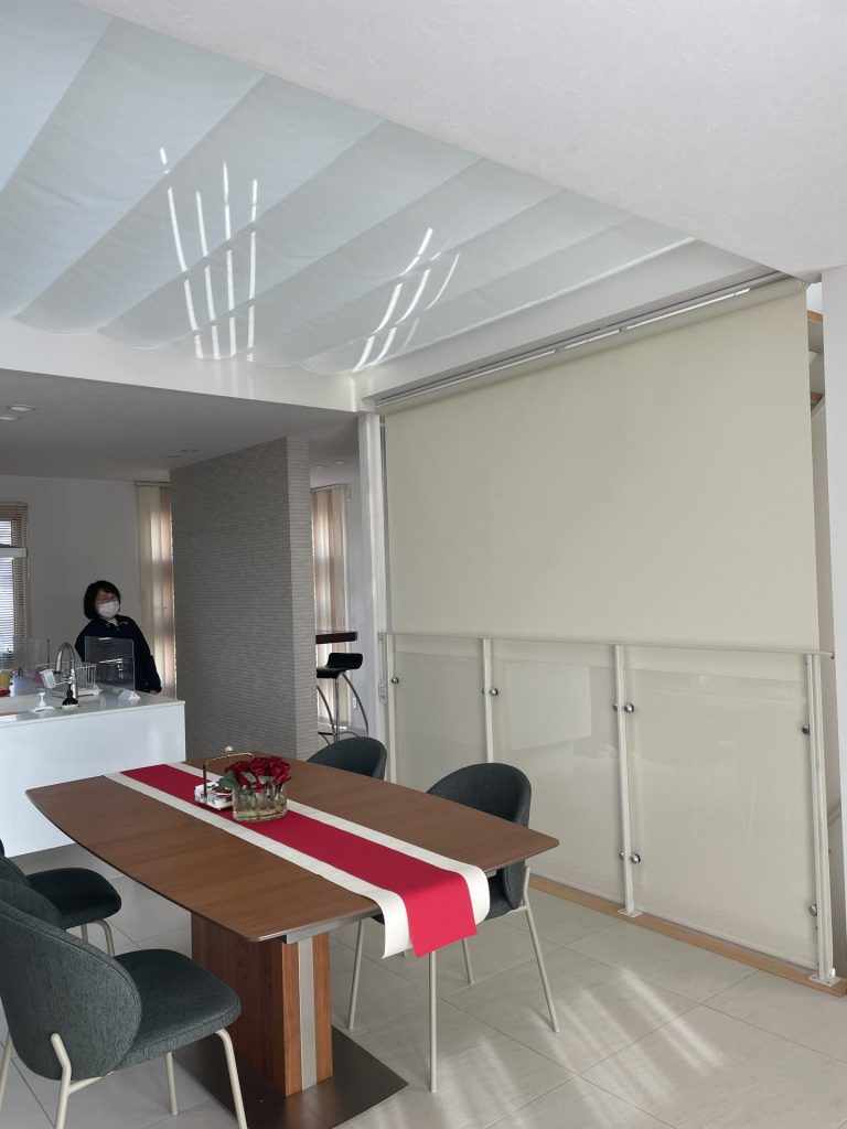 ロールスクリーンを閉じた様子