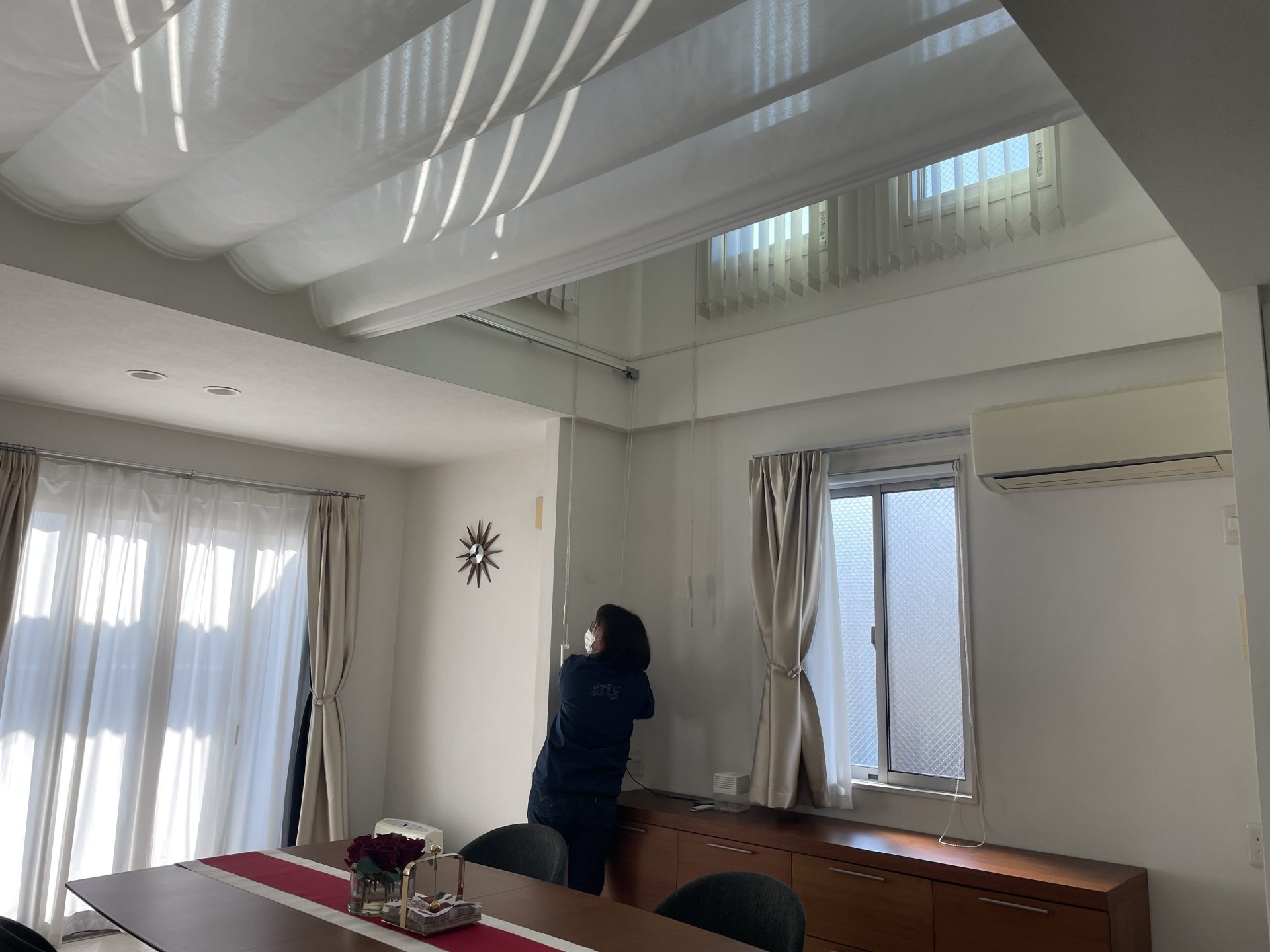 天幕カーテン紐引き式を操作している様子