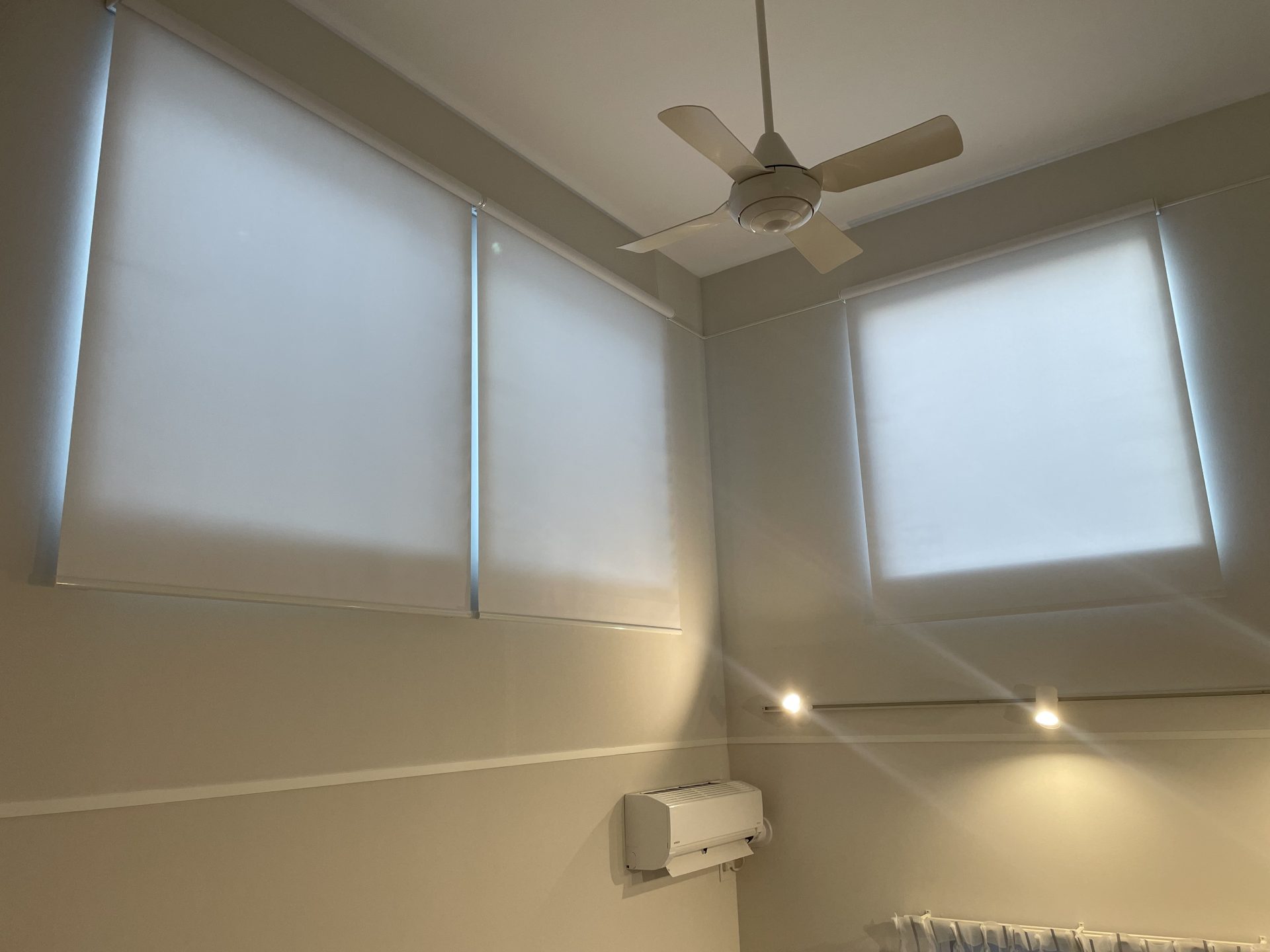 高窓電動ロールスクリーン3台全体