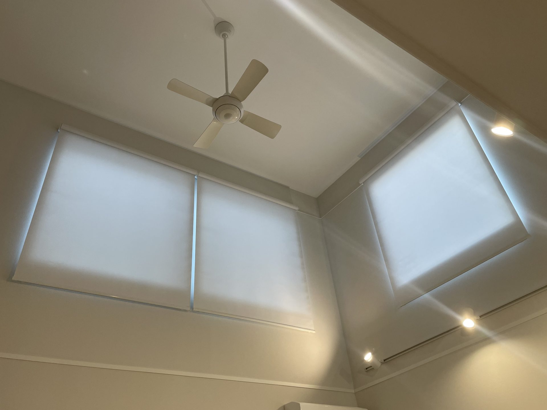 【高窓×電動ロールスクリーン】吹き抜けの日差し・暑さ対策に最適｜豊田市の施工事例