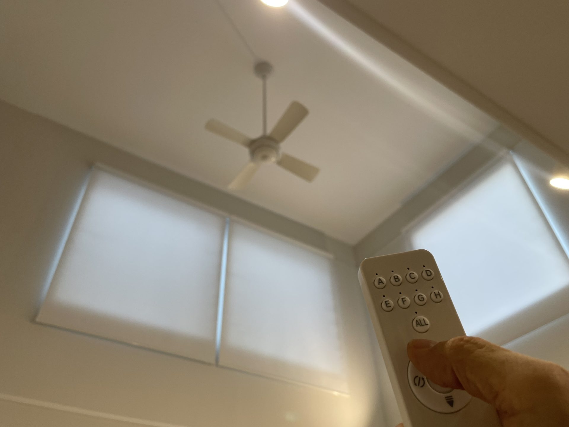 高窓電動ロールスクリーン3台リモコン操作