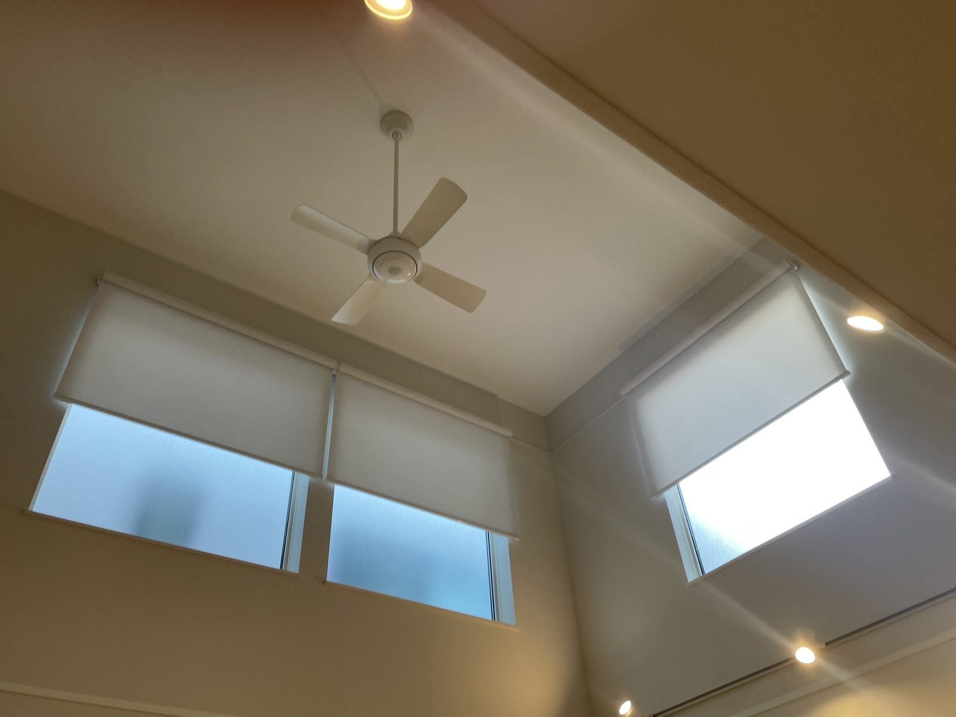 高窓電動ロールスクリーン3台リモコン操作