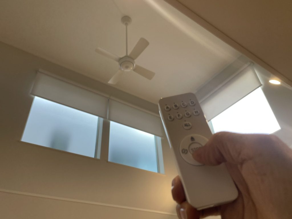 高窓電動ロールスクリーン3台リモコン登録