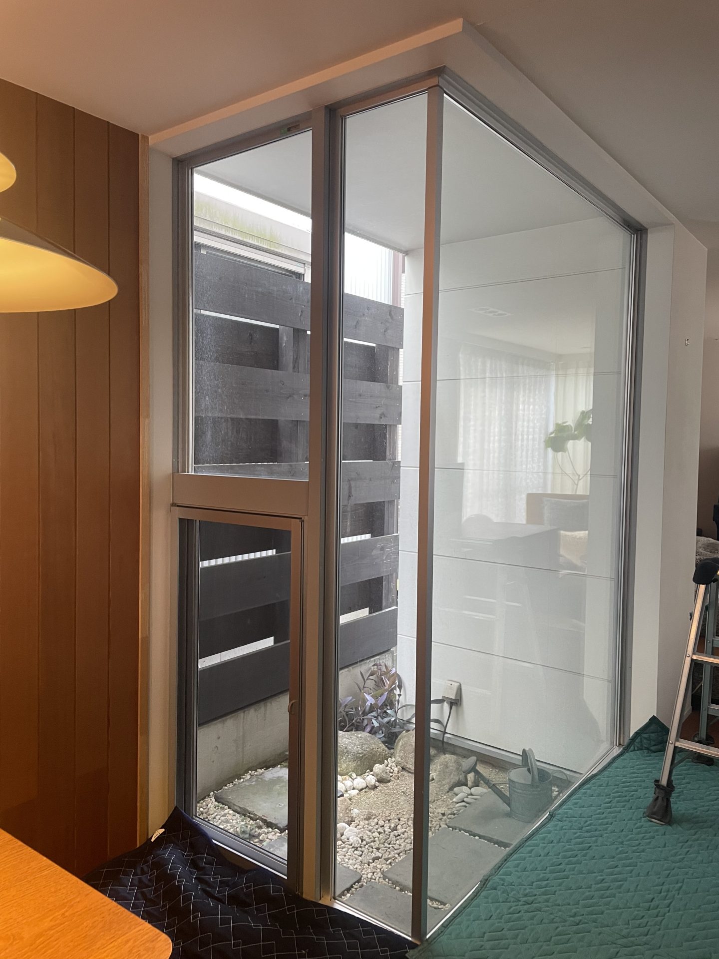 L字コーナー窓（出隅）の寒さ対策｜レース＋カーテンの施工事例【名古屋市緑区】