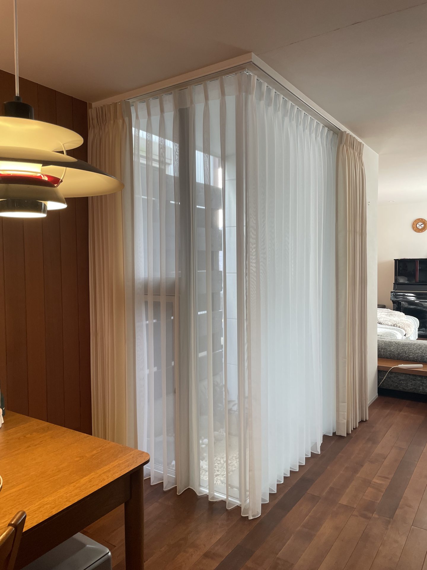 L字コーナー窓のカーテンとレース