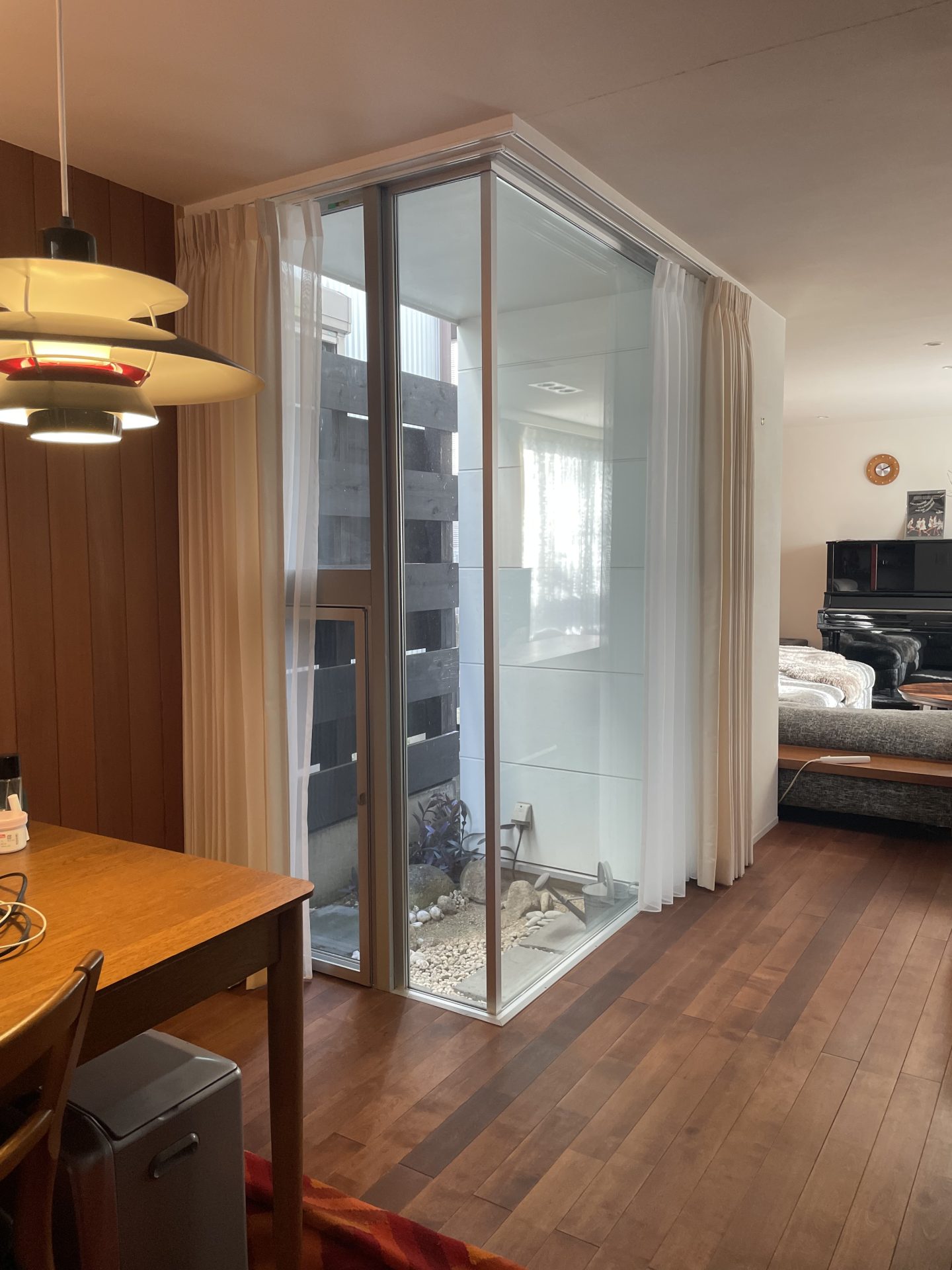 L字コーナー窓のカーテンとレース