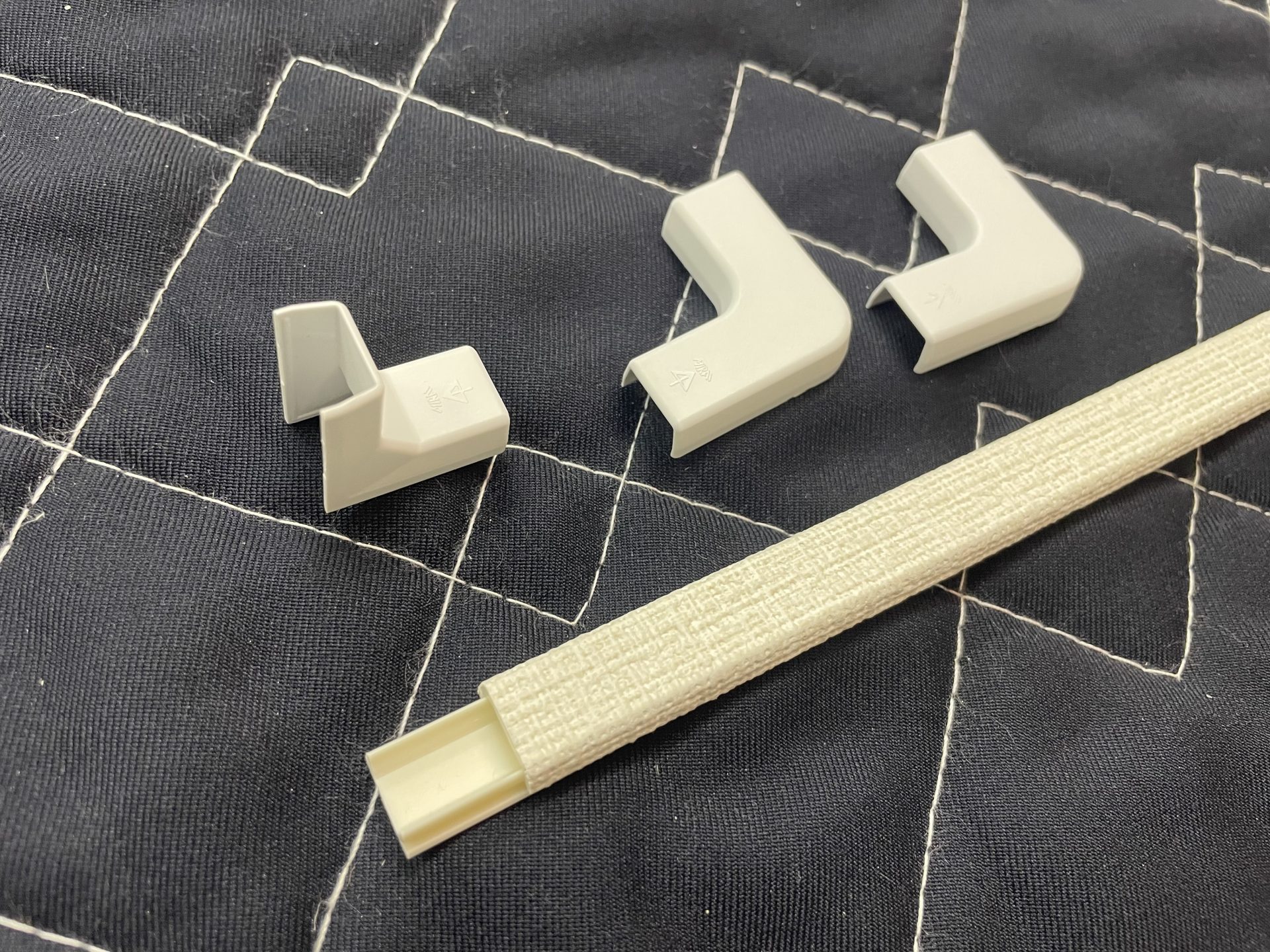 配線モール0号（クロス織目）とパーツ（曲り・入隅）