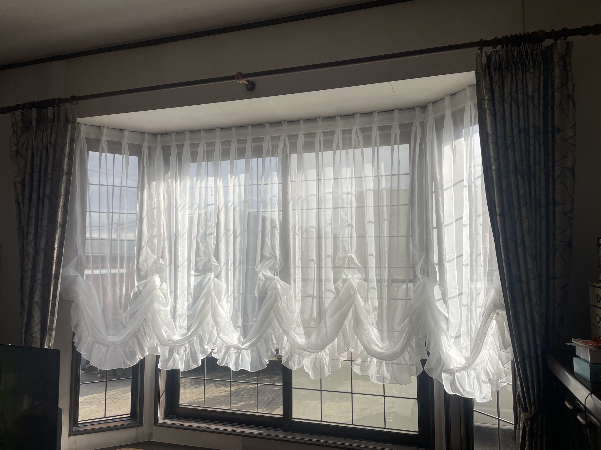 20年使った出窓バルーンシェードを吊り替え｜採寸と縫製が仕上がりを左右する施工事例【愛知県東海市】