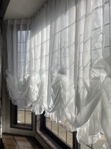 出窓バルーンシェード上げた状態