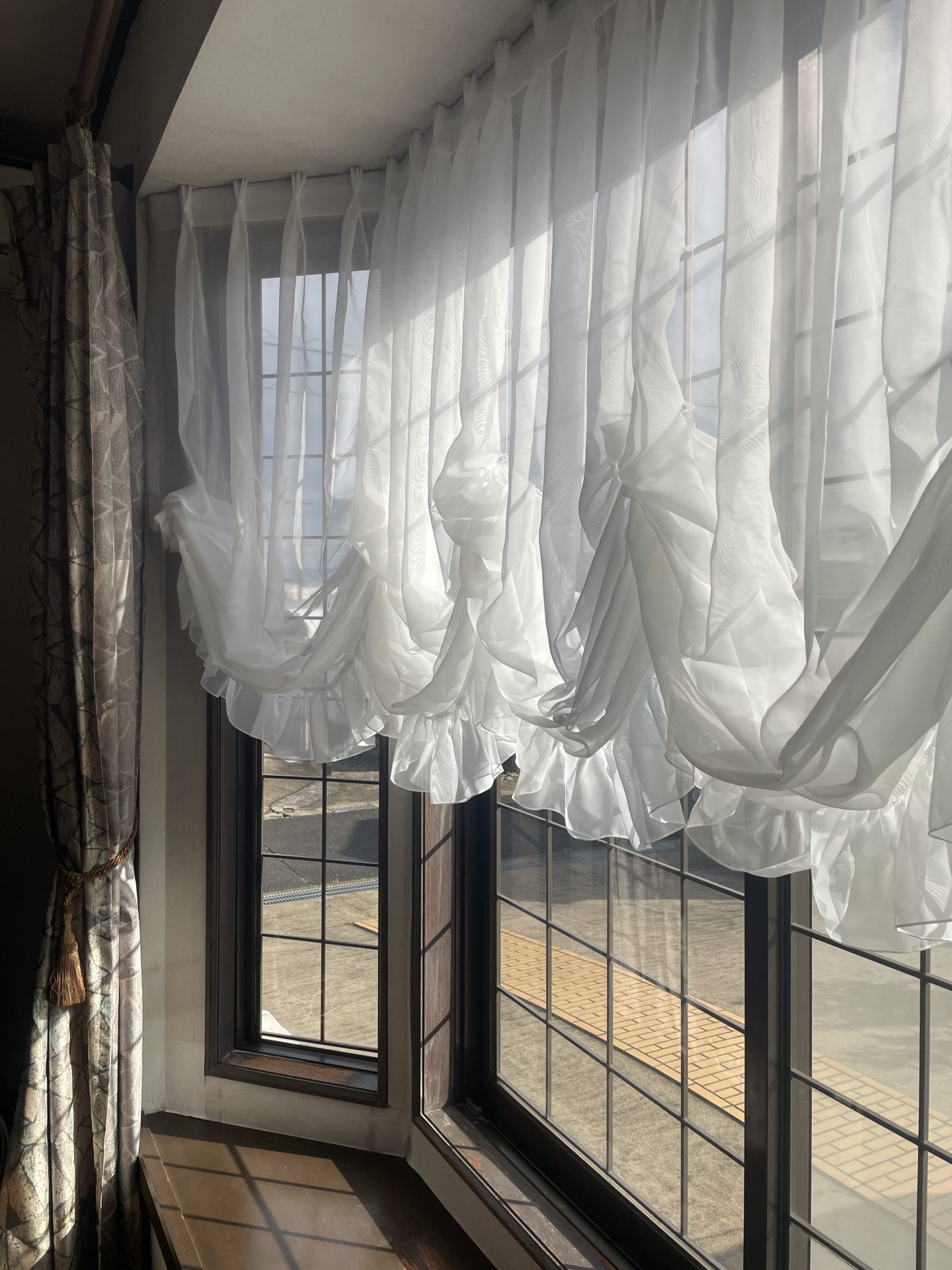 出窓バルーンシェード上げた状態